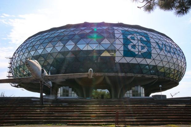 ベオグラード航空博物館

　セルビアの首都ベオグラードの空港から歩いてすぐのところに、ベオグラード航空博物館がある。その巨大でりりしい建物は、ボスニアの建築家Ivan Straus氏が設計したものだ。