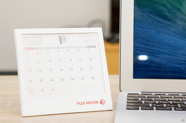 　富士ゼロックスは四角いタイプの卓上カレンダー。3カ月分のスケジュールを確認できます。