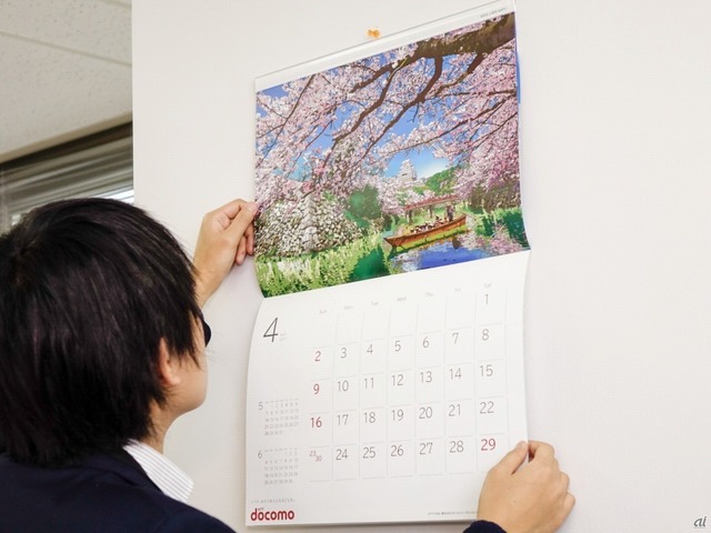 　壁掛けカレンダーでは、イラストレーターの鈴木英人さんが描いた風景を楽しめます。