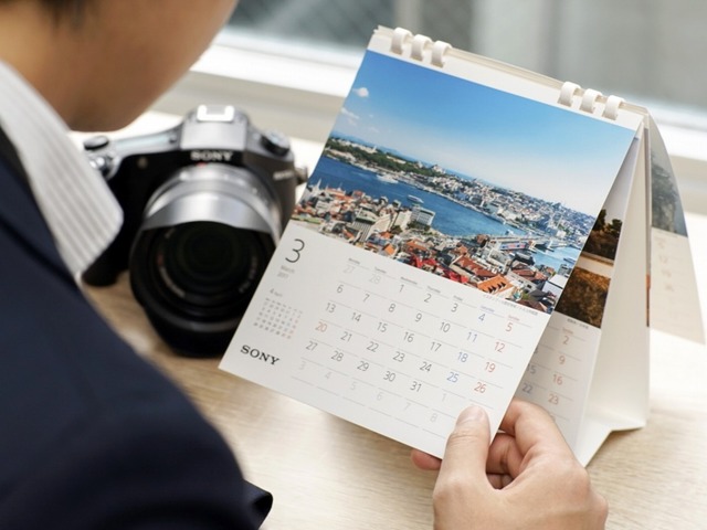 カレンダーとしては次の月の表示も含めた2カ月表示対応。美しい写真がオフィスに癒しを与えます。
