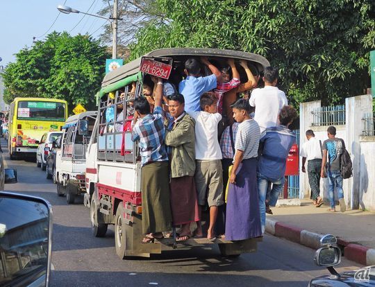 ヤンゴン市内の出勤ラッシュ風景