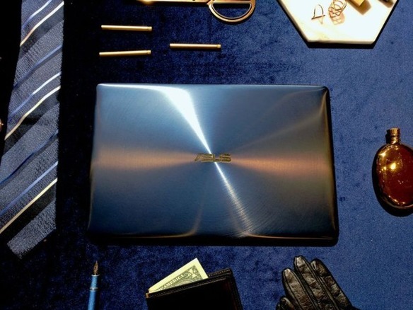 ASUSの超薄型ノート「ZenBook 3 Deluxe」--14インチ画面を13インチ並みの筐体に搭載