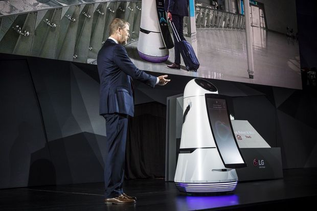 　LGの空港用案内ロボットも、CES 2017の壇上に姿を見せた。このロボットは空港内を動き回り、利用客に役立つ情報を提供する予定だ。2017年中に韓国の仁川国際空港に配備されるという。