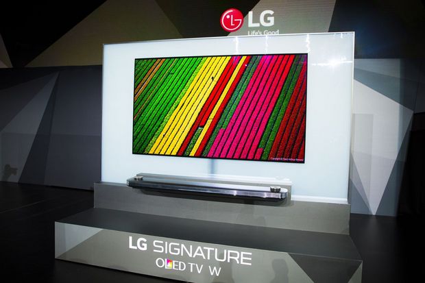 　「LG SIGNATURE OLED W」と名付けられたこの新型テレビは、厚さがわずか2.57mmだ。