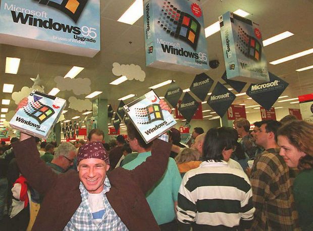 「Windows 95」

　Windows 95の発売は熱狂に包まれていた。Steve Ballmer氏は大興奮。テレビドラマ「フレンズ」のスターJennifer AnistonさんやMatthew Perryさんも夢中になった。それはさておき、Windows 95は派手な宣伝にふさわしいOSで、起動やプログラムへのアクセスが簡単になった。