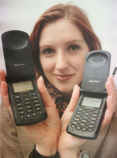 「Motorola StarTAC」

　「個人用携帯電話」として宣伝されたMotorola StarTACは文字通り、普通の人々が携帯電話を所有するようになるのに一役買った。デザインの新しい基準を定め、現代的な折りたたみ式携帯電話の形状を完成させた。重さはわずか3.1オンス（88g）だった。