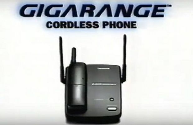 「GigaRange」ブランドのコードレス電話

　GigaRangeの名は今でもパナソニックの製品ラインアップに残っているが、1990年代末におけるネームバリューは大きかった。一般的なコードレス電話と比べて通話範囲が20倍も広く、家の中で始めた通話を、裏庭にまで出てもそのまま続けられるほどだったからだ。