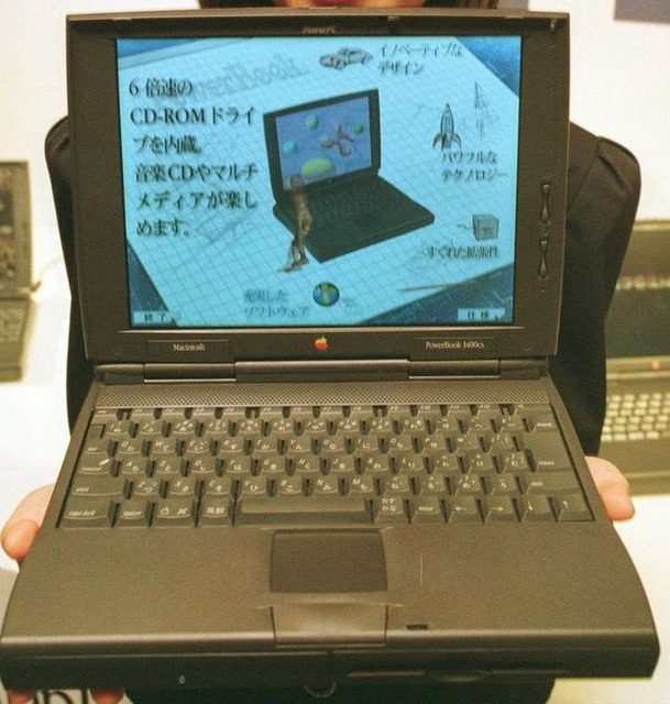 「PowerBook 1400」

　1996年後半に定価2499ドル（CD-ROMドライブ付きは2899ドル）で発売されたこのマシンによって、当時苦戦していたAppleは活気を取り戻した。

　速度に対する評価はそれほどでもなかったが、信頼性は高く、「BookCover」という画期的なシステムでも話題になった。PowerBook 1400のふたの一部をユーザーが好きなデザインのパネルに交換できるシステムだ。今のノートブックスキン業界があるのは、PowerBook 1400のおかげだろう。