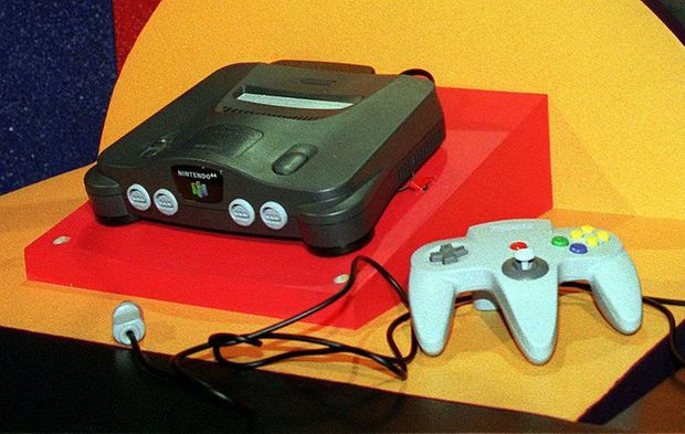 「NINTENDO 64」

　これが「世界初の真の64ビット家庭用ゲーム機」だ。NINTENDO 64が米国で発売された1996年、AP通信はこう表現していた。