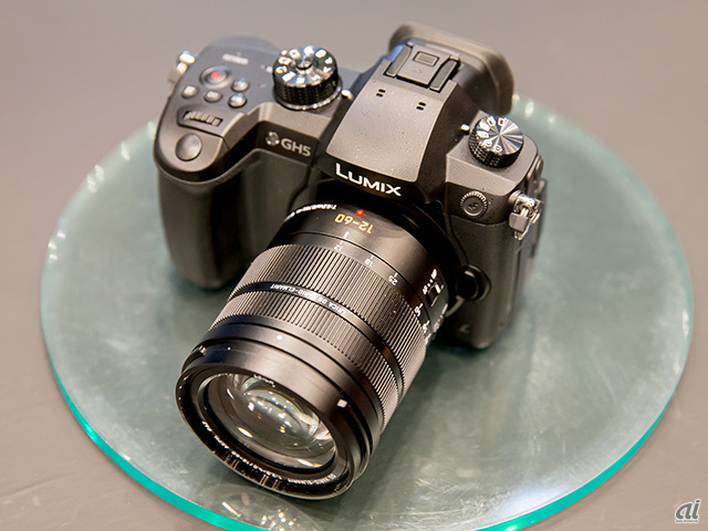 パナソニックは1月25日、ミラーレス一眼カメラ「DC-GH5」（GH5）を発表した。同社のデジタルカメラブランド「LUMIX」の最高峰に君臨するモデルとなる。この記事では、都内で開かれたGH5発表会のハンズオンブースの様子を写真でお届けする。

GH5は、静止画・動画撮影機能を大幅に強化し、マイクロフォーサーズならではの可搬性に加え、耐久性も向上しており、オールラウンドに使える。

ボディは前モデル「DMC-GH4」から大型化している。これは、ボディ内手ぶれ補正機構の搭載や排熱処理などが理由のようだが、ボディが大きくなったおかげでグリップが深くなり、程よいホールド感がある。

装着しているレンズは、「LEICA DG VARIO-ELMARIT F2.8-4.0ズームレンズシリーズ」の「12-60mm」。広角から中望遠域までをカバーする高性能レンズだ。