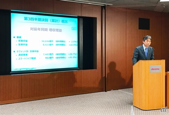 NTTドコモ代表取締役社長の吉澤和弘氏が業績を説明