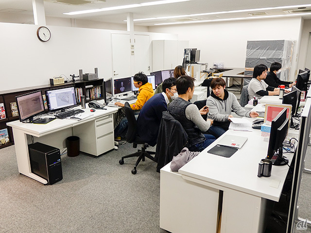 　DMM.comは2月7日、新しいモノづくり拠点「DMM.make 3D PRINT TOKYO Factory」を報道陣にお披露目した。これは、3Dスキャン、データ作成、プリント事業を手がけるアイジェットをDMMが買収し、アイジットの所在地にオープンさせた施設となる。

　アイジェットのユーザーの大半は製造業。そのほか、フィギュアといったエンターテインメント業界からも多くの声がかかるという。同社はDMMが3Dプリントサービスに参入する前から事業を手がけるパイオニアで、高精度な3Dモデリング、プリントサービスが特徴。0.2mm単位の精度の依頼も断ること無く引き受けているという。

　そのためDMMが展開する「DMM.make 3D PRINT」とはユーザー層が多少異なってくる。DMMでは、オンライン見積もりなど誰でも手軽に利用できるサービスとして展開。アイジェットではより複雑な造形をユーザーと打ち合わせしながら対応する個別サービスを提供する。
　
　両社の3Dプリンタの数は合計25台と国内最大級の規模となる。今後は、アイジェットのノウハウを生かし、3Dスキャナを使ったスキャンサービス、3Dモデリングなど入出力のサービスをトータルで提供。量産などのコンサルティングや、CG、VRなども含め、DMM.makeをさまざまな「ものづくりプラットフォーム」として展開する。