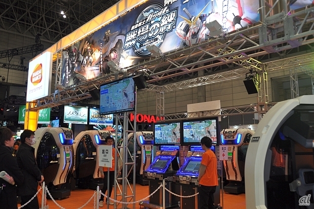 　バンダイナムコエンターテインメントは、稼働10年目に突入したドームスクリーン型筐体の「機動戦士ガンダム 戦場の絆」の大型バージョンアップとなる「REV.4」を出展。