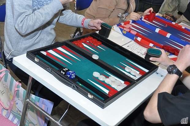 　アナログゲームエリアでは、定番のカードゲームやボードゲーム、麻雀や将棋といったものまでが用意され、テーブルを囲んで楽しむ様子が見受けられた。