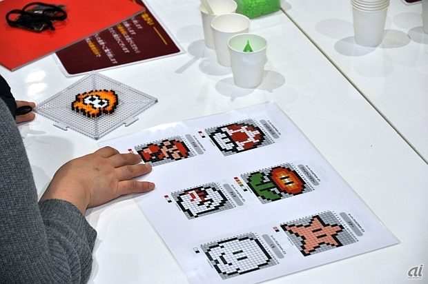 　アイロンビーズを使って、レトロゲームキャラのドット絵を作ることができる「ドット絵ビーズ」コーナー。親子で作っている光景が多く見られた。