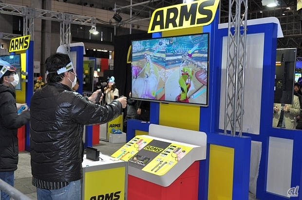 　腕を伸ばすとパンチが出せるという、ボクシングタイプの体感型格闘スポーツゲーム「ARMS」も人気。