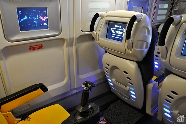 　座席には社内限定のスペシャルムービーが流れるモニターが搭載されているほか、宇宙船気分を味わえる操縦かんも設置されている。