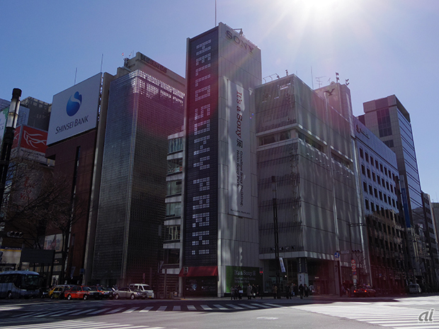　ソニーは、3月31日で営業を一旦終了する東京・銀座のソニービルで、「It's a Sony展」の後半にあたるPart-2の展示を2月22日に開始する。ソニービルは、3月の営業終了後、2018年夏から2020年秋の間は、地上部分を「銀座ソニーパーク」と称する街に開かれたフラットな空間として運営することを発表している。Part-2は、ソニーパークへ通じるカウントダウンイベントにふさわしく、「Goodbye Sony Building Hello Sony Park.」をテーマにインスタレーションやライブ、トークショーなどを実施する。

　約750点のソニー製品を展示したPart-1は、約75万人を集客。Part-2は、現ソニービルにおいて正真正銘、最後のイベントになる。ソニーらしい“遊び心”の詰まった展示の内容を写真で紹介する。

　写真は3月31日に営業を終了する銀座ソニービルの外観。壁面には「HELLO SONY PARK」の文字が浮かび上がっている。これはソニービル開業当初、ソニー創業者の1人である盛田昭夫氏のアイデアで、2300台のブラウン管を外壁に埋め込み、電飾として銀座の街を彩った“逸話”を再現したものだという。