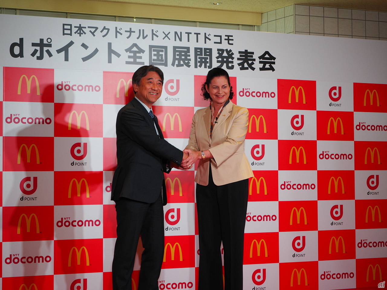 NTTドコモ 代表取締役社長の吉澤和弘氏と日本マクドナルド CEOのサラ・エル・カサノバ氏
