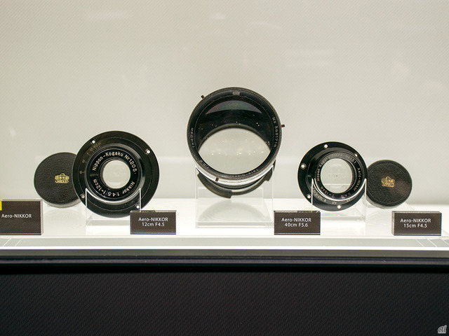 　2017年でニコンは創立100周年を迎える。もともと、東京計器製作所光学計器部門、岩城硝子製造所反射鏡部門、藤井レンズ製造所が統合し、1917年に「日本光学工業株式会社」を設立したのがニコンのルーツだ。

　ブースでは、同社のレンズブランド「NIKKOR」の名前を初めて冠した航空用レンズ「Aero NIKKOR」が展示されていた。これは、地図製作を目的とした航空写真用レンズとして開発されたもので、軍向けに納品していた。