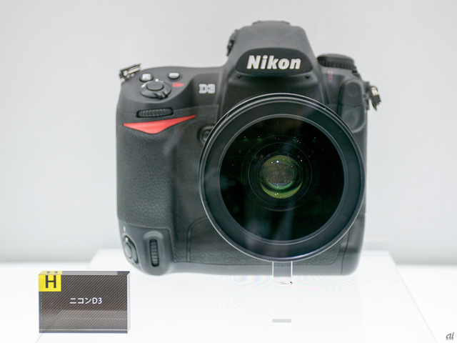 　ニコンで初めてフルサイズセンサ（FX）を搭載した「ニコンD3」。画素数を1200万画素に抑えることで、10年前（2007年発売）のカメラでありながら、常用感度最大ISO6400、拡張感度で最大ISO25600を実現した。