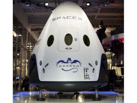SpaceX、2018年中に月への有人飛行を実行--民間人2名が月を周回