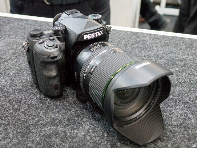 　ペンタックスのフラッグシップモデル「K-1」。同社初のフルサイズセンサ搭載カメラだ。