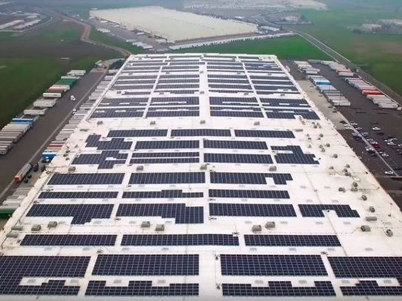 アマゾン、配送センターの屋上で大規模ソーラー発電へ--「コスト減を顧客に還元」