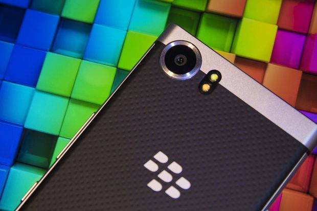 BlackBerry「KEYone」

参考記事：
BlackBerryの巻き返しなるか--物理キーボード搭載スマートフォン「KEYone」