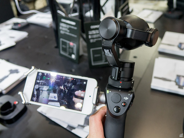 　ブラシレスジンバルを内蔵したムービーカメラ「OSMO+」。撮影モニタはスマートフォンを使用する。