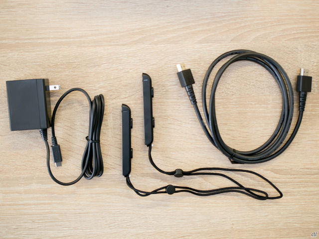 　USB Type-CのACアダプタにHDMIケーブル、Joy-Conストラップも同梱されている。