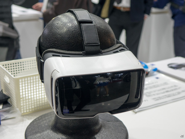 　カール・ツァイスのVRゴーグル「VR ONE Plus」。ゴーグル左下に青々と輝く「ZEISS」ロゴがあるだけで買いだろう。
