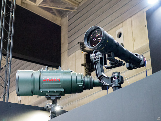 　シグマおなじみの“エビフライレンズ”こと、「APO 200-500mm F2.8/400-1000mm F5.6 EX DG」（写真左）も展示されていた。