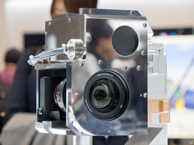 　同社のフルサイズセンサ搭載ミラーレスカメラ「α7SII」は、国際宇宙ステーション「きぼう」のカメラに採用されている。宇宙からの4K動画を撮影する予定だという。写真は、きぼうに取り付けられるカメラユニットと同等のものだ。