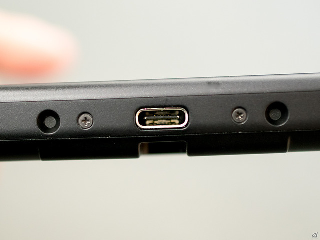 　本体底面には、USB Type-C端子。ACアダプタやドックとの接続に使用する。