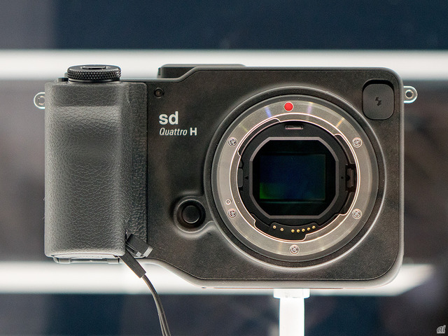 　シグマのミラーレス一眼カメラ「sd Quattro H」