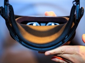LGのVRヘッドセット試作品を体験--新しいデザインや機能、装着の様子（写真）