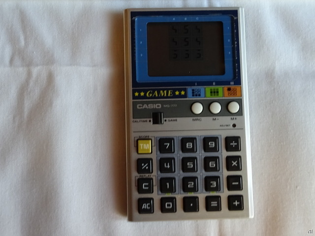 　1台で3種類のゲームが楽しめる大型液晶搭載のゲーム電卓「MG-777」。発売は1981年（昭和56年）で、価格は6200円。