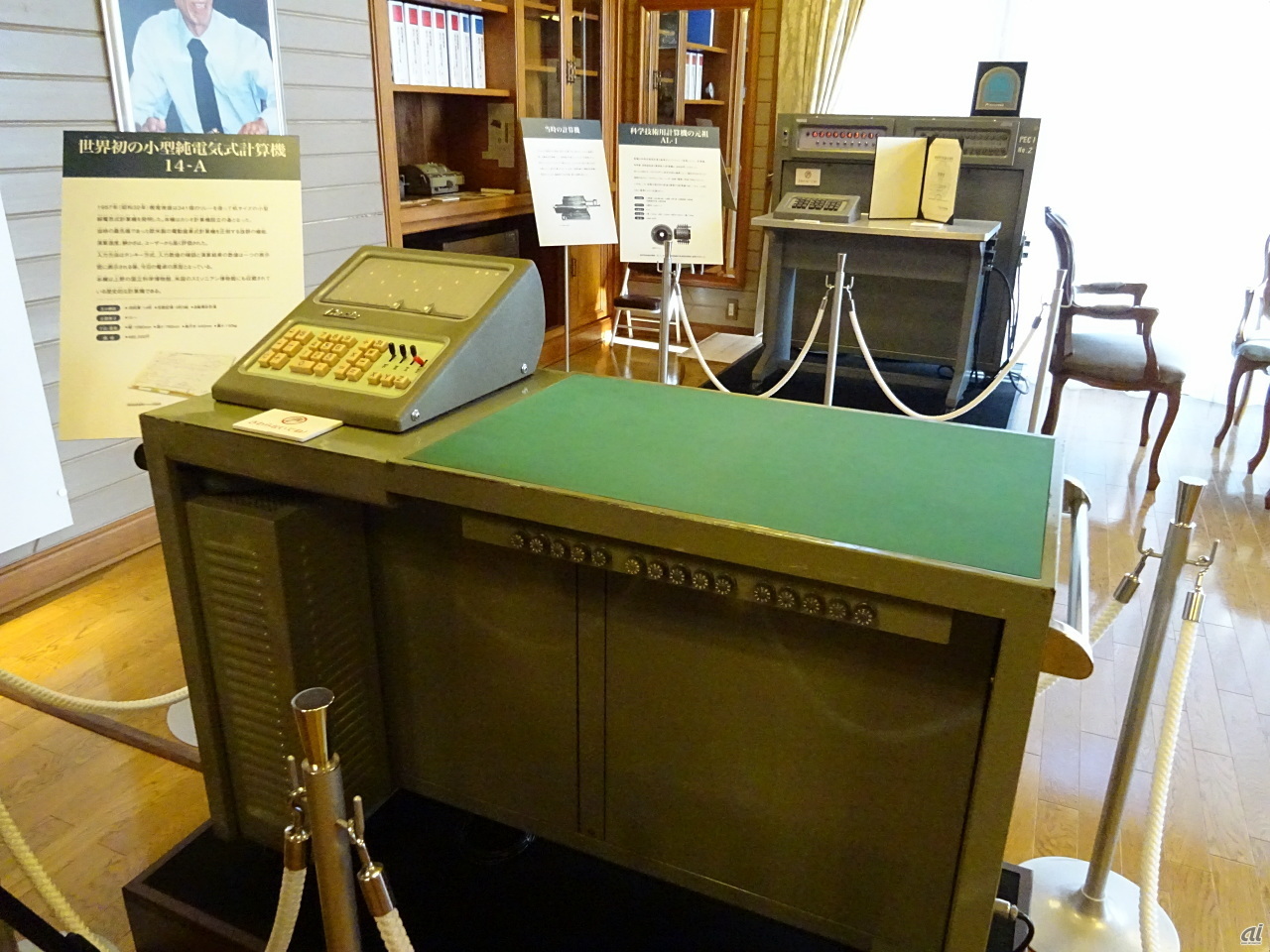 1957年に開発した世界初の小型純電気式計算機「14-A」も展示。実際に計算するところが見られる