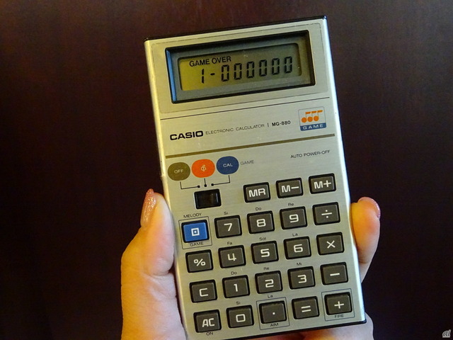 　迫りくる数字を撃ち落として遊ぶシューティングゲーム電卓「MG-880」。発売は1980年（昭和55年）で、価格は4900円。