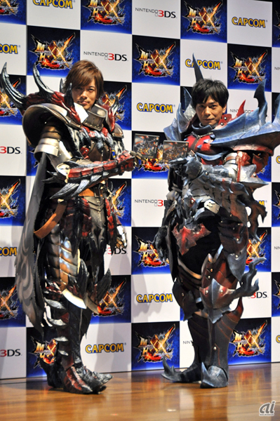 　CMキャラクターとして発表されたDAIGOさん（左）と、井上聡さん（右）。ハンターの装備をまとって登場した。