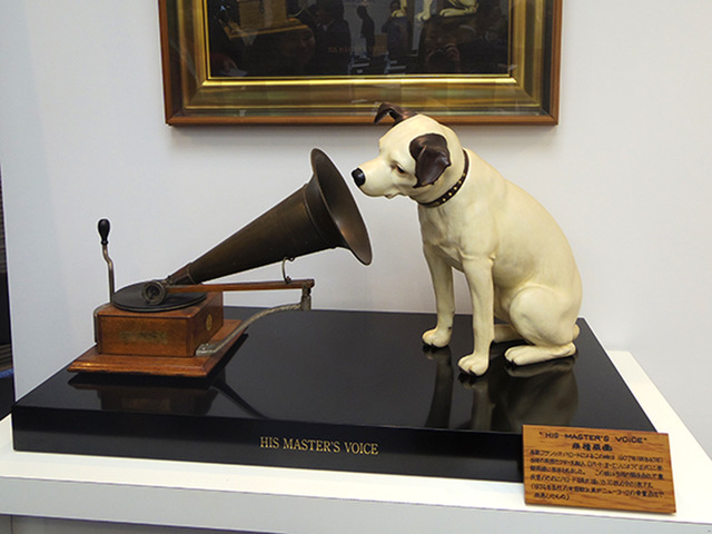 　ビクターロゴの一部として長く親しまれてきた「HIS MASTERS VOICE」の犬のマーク。亡き飼い主の音に耳を傾けるフォックステリア犬「ニッパー」を、飼い主の弟である画家のフランシス・パラウド氏が描いたものだという。