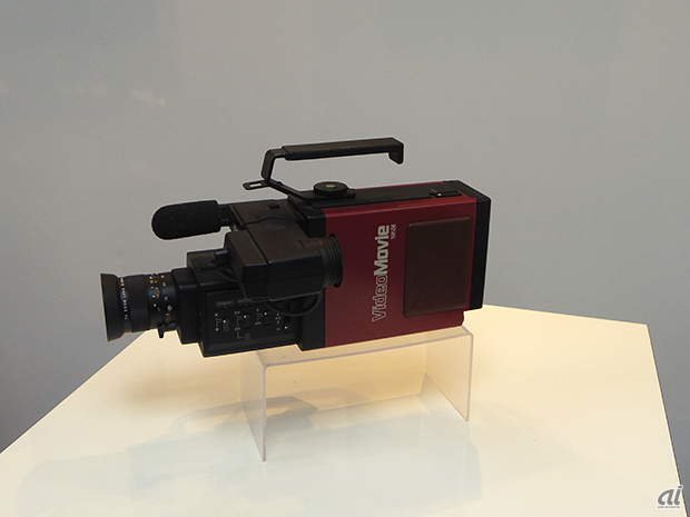 　家庭用ビデオカメラの初号機「GR-C1」。1984年に登場し、当時の価格は28万8000円（大卒初任給は13万5800円）。VHSビデオデッキと高性能カラービデオカメラを一体化としたという。重量は1.9kgで、当時の世界最軽量モデル。