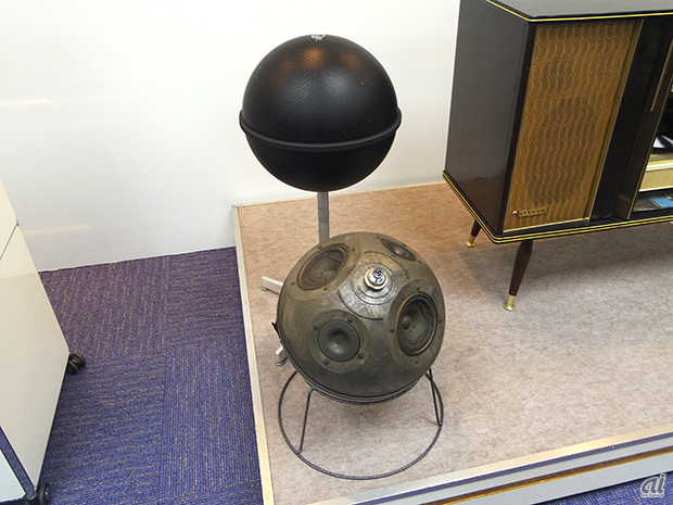　ウーファ4個とトゥイータ4個を使用した無指向性球形スピーカ「GB-1」。1967年に登場し、ホール用スピーカとして約20年間販売したという。当時の価格は4万9800円（大卒初任給は2万6200円）。