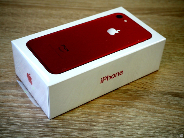 　うわさされていた新iPadとともに、イベントを行わずウェブサイトの更新とプレスリリースという形で発表された赤いアルミニウム仕上げのiPhone 7とiPhone 7 Plus (PRODUCT)RED Special Edition。日本では3月25日午前0時1分より販売される。価格はiPhone 7が8万3800円（税別）から、iPhone 7 Plusが9万6800円（税別）～。従来のiPhone 7シリーズと同じ価格だが、32Gバイトモデルはなく、128Gバイトまたは256Gバイトモデルのみとなる。

　一足先に入手したので、開封の儀をお届けする。写真は、iPhone 7のもの。本体だけでなく、アップルロゴやiPhoneの文字も赤く統一されている。
