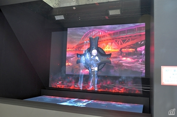 　またマシュの実物大サイズの宝具とともに、透過スクリーンを活用したホログラフィック映像を上映するコーナーも人気。