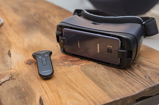 Galaxy S8を取り付けた状態の新型Gear VR