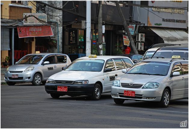 ミャンマーのタクシーの車体には、タクシー会社のマークやロゴはない