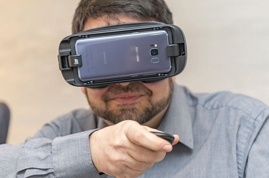 新型Gear VRを装着した米CNETのScott Stein記者