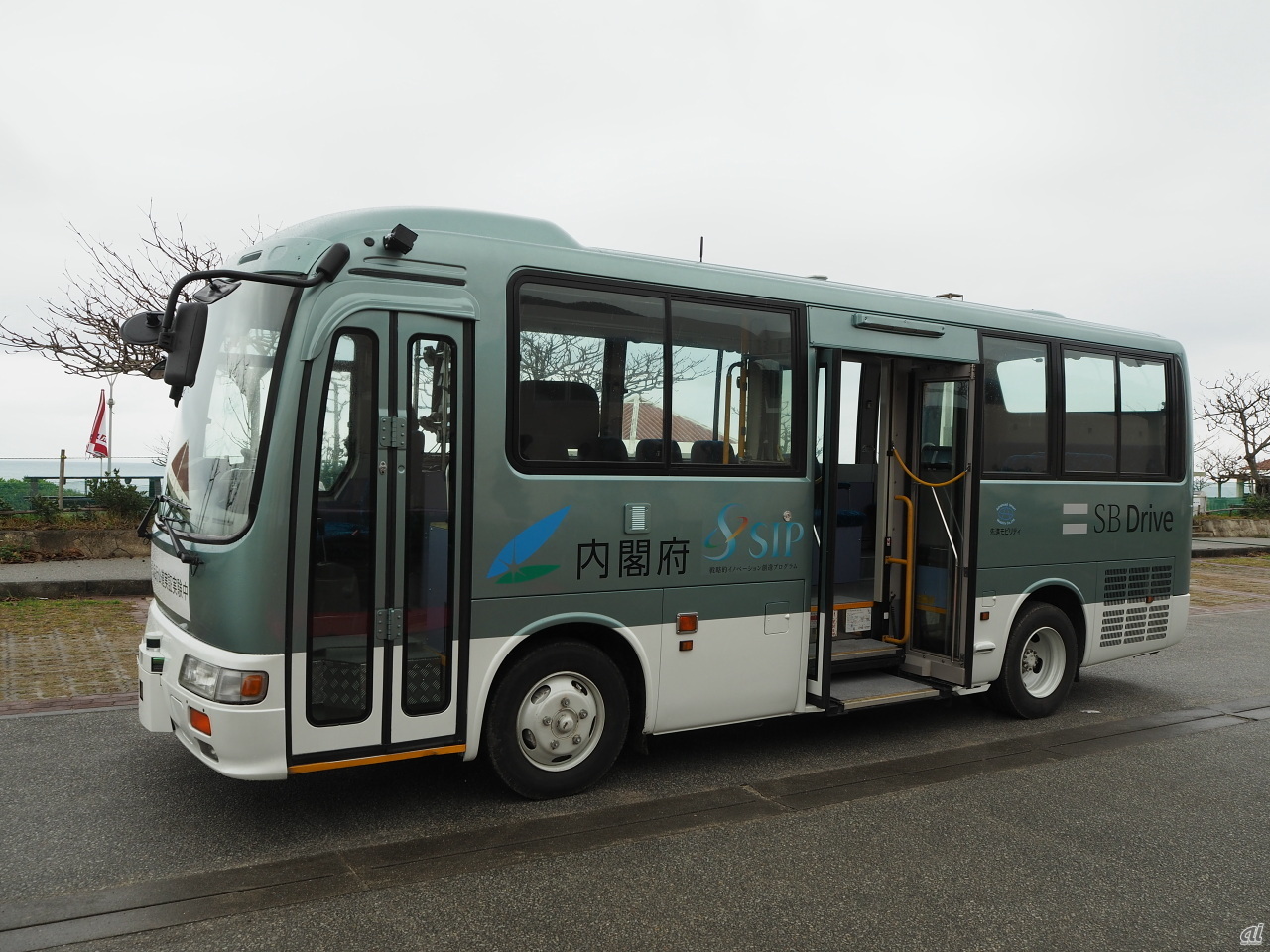 小型バス「日野リエッセ」を利用した実験車両。定員は20名